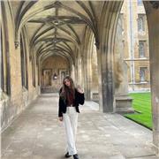 studentessa universitaria con ampia conoscenza linguistica offre ripetizioni e aiuto compiti per elementari, medie e liceo